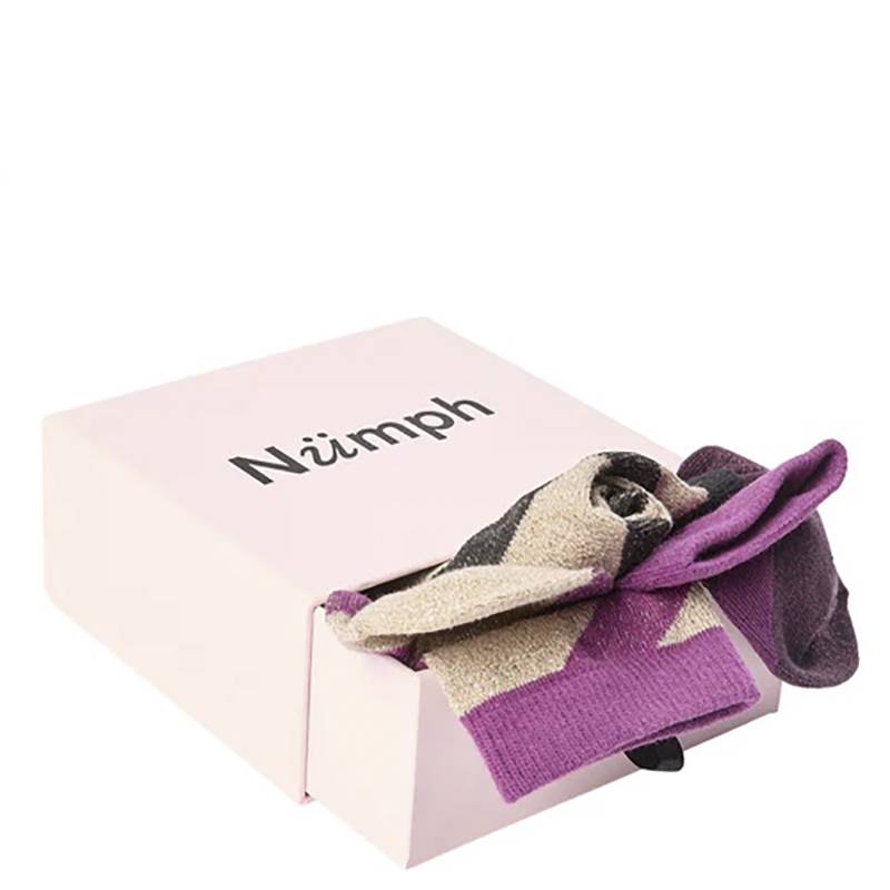 Calcetines de la marca Nümph modelo Nuena en multicolor. Calcetines en combinación de tejidos con estampado de rayas en tonos lilas y detalle de lurex. Caja con 3 unidades. 