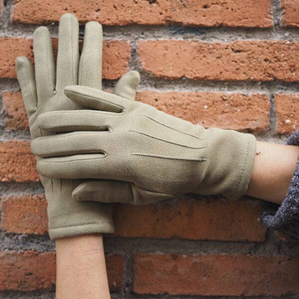 Guantes de antelina en color verde. De tejido elástico para adaptarse a la mano. Perfectos para mantener las manos calientes este invierno.