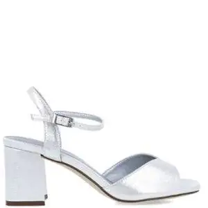 Sandalia de la marca Menbur modelo 25600 en color plata.