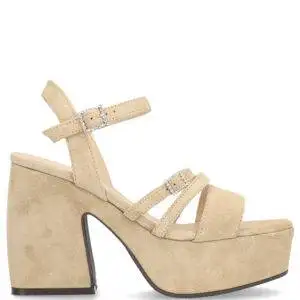 Sandalia de la marca Alpe modelo 5169 en color arena. Sandalia de tiras en ante. Cierre en empeine y tobillo con hebilla decorada en strass. Suela con plataforma de 4 cm y tacón ancho de 10 cm de altura.