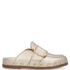 Zueco de la marca Alpe modelo 5058 color oro. Zueco plano estilo mocasín elaborado en piel metalizada con detalle de hebilla metálica en el empeine y contorno de tachuelas.