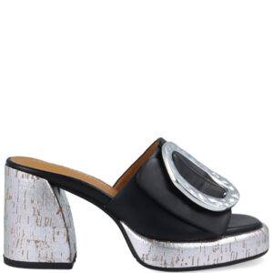 Sandalia de la marca Noa Harmon modelo 9666 en color negro. Sandalia de tacón con pala y maxi hebilla plateada. Suela de plataforma de 2 cm y tacón de 9 cm en corcho de color plata.