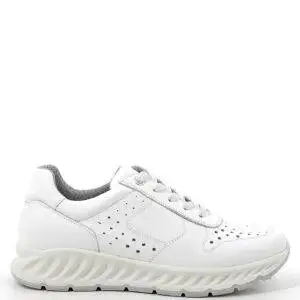 Zapatillas de la marca Imac modelo 557160 en color blanco. Zapatillas deportivas elaboradas en piel con perforaciones. Maxi suela de goma. Plantilla extraíble.
