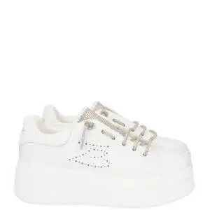 Zapatillas de la marca Tosca Blu modelo Vanity en color blanco. Zapatillas deportivas elaboradas en piel. Cascada de brillantes dorados en la lengüeta. Detalle de logo perforado en el lateral. Maxi suela de goma blanca con plataforma de 6,5 cm de altura. Detalle de cordones con brillantes.