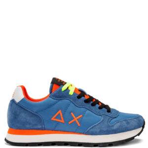 Zapatillas de la marca AX-SUN modelo Z33101 en color azul. Zapatillas deportivas en combinación de textil y ante. Suela de goma bicolor. Detalles flúor en contraste en talón y lengüeta.