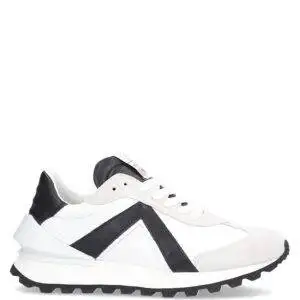 Zapatillas de la marca Another Trend modelo Fashion Trainer. Zapatillas deportivas elaboradas en piel y nylon. Detalles en contraste en negro. Suela dentada de goma y micro reciclada de 4 cm de altura. Plantilla de microfibra transpirable extraíble y logotipo en etiqueta de nylon en la lengüeta.