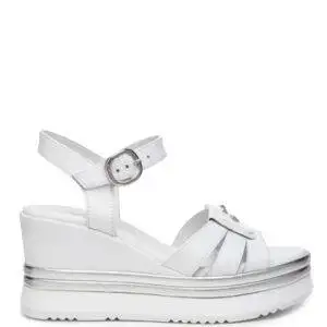 Sandalia de la marca Nero Giardini modelo E410570D en color blanco. Sandalia de tiras en piel blanca con detalles en plata. Suela de goma de plataforma bicolor. Cierre con hebilla en el tobillo. Suela de plataforma de 4,5 cm y cuña de 9 cm.