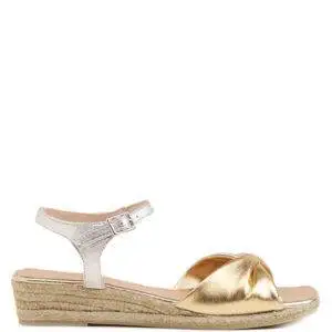 Alpargata de la marca Gaimo modelo Birro en color Oro. Alpargata en piel suave con tubular bicolor. Cierre mediante hebilla al tobillo. Forro y plantillas acolchadas de piel. Cuña de yute ecológico de 3,5 cm de altura.