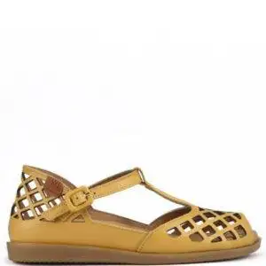 Sandalia de la marca Ray Musgo modelo Colla en color Mostaza. Sandalia para plantilla elaborada en piel ecológica troquelada. Suela flexible de 1,8cm. Innovador Sistema Plantilla Invisible. Forro microfibra ecológica transpirable. Horma estándar.