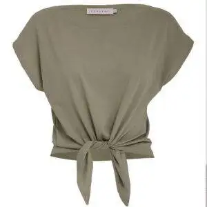 Camiseta de la marca Desires modelo DE8081 en color Verde. Camiseta en algodón orgánico. Manga corta. Detalle de nudo en el bajo.