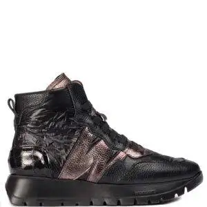 Botín de la marca Wonders modelo Odisei 93 en color Negro. Botín deportivo elaborado en piel y nylon con diferentes texturas. Cordones elásticos. Tecnología WondersFly™ by XL Extralight. Plantilla interior extraíble de MemoryGel. Suela de goma EVA de 2,5 cm de altura.