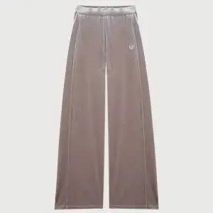 Pantalón de la marca HBT modelo Chloe en color Taupe Pantalón ancho elaborado en poliamida y elastano. Corte fluido. Terciopelo brillante. Bordado de espiga en los bolsillos.