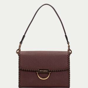 Bolso de la marca Hispanitas modelo BI254148 en color Avellana. Bolso hobo en PU. Cierre de solapa magnético. Correa extensible. Bolsillo interno con cierre de cremallera. Medidas: 24x18x9 cm.