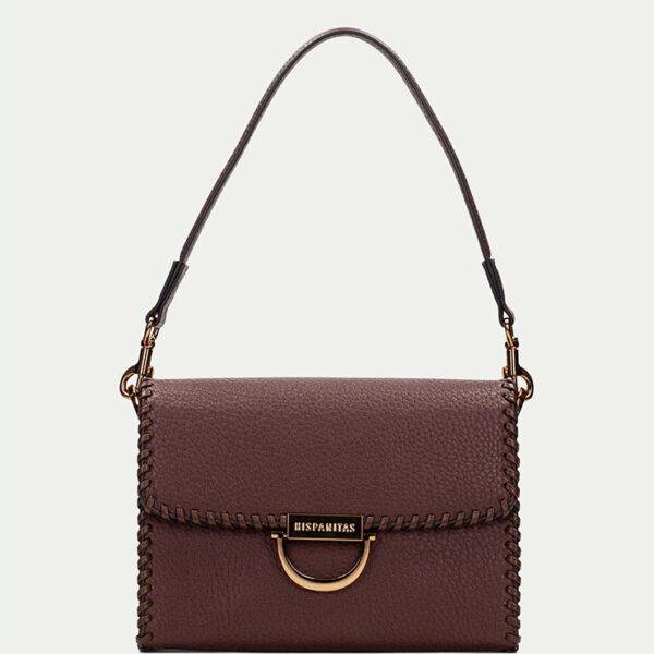 Bolso de la marca Hispanitas modelo BI254148 en color Avellana. Bolso hobo en PU. Cierre de solapa magnético. Correa extensible. Bolsillo interno con cierre de cremallera. Medidas: 24x18x9 cm.