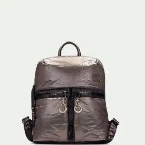 Hispanitas BI254159 Taupe. Mochila en nylon. Bolsillos externos con cremallera. Bolsillo interior. Forro interno. Medidas 26x33x12cm.