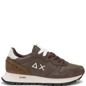 Zapatillas de la marca AX Sun68 modelo Ally Sruds Z45206 Brown. Zapatillas deportivas elaboradas piel sintética y gamuza. Detalle de tachuelas en la parte trasera. Suela de goma EVA fresada de 4 cm. Punta redonda y plantilla interior extraíble. Cierre con cordones.
