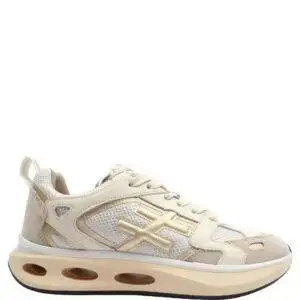 Zapatilla de la marca Another Trend modelo AT X-Trainer Multi en Platino. Zapatillas deportivas elaboradas en piel y material sintético. Suela de goma en color crudo. Cierre con cordones. Plantilla de microfibra transpirable y extraíble.