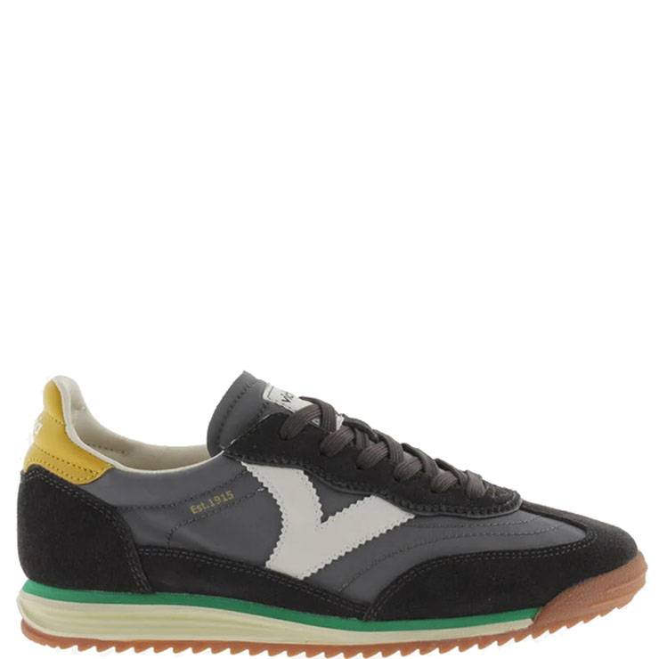 Zapatillas de la marca Victoria modelo Saturno Nylon&Serraje en color Antracita.  Zapatillas deportivas elaboradas en nylon y serraje. Suela bicolor y patín dentado. Cierre mediante cordones al tono. Suela de goma EVA de 2 cm de altura. Zapatillas de la marca Victoria modelo Saturno Nylon&Serraje en color Antracita. Zapatillas deportivas elaboradas en nylon y serraje. Suela bicolor y patín dentado. Cierre mediante cordones al tono. Suela de goma EVA de 2 cm de altura.