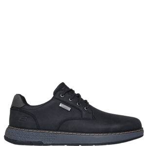 Zapato de la marca Skechers modelo Waterproof Relaxed Fit: Garlan - Pryor en color Negro. Zapato deportivo elaborado en piel vegana impermeable. Cierre con cordones. Plantilla Air-Cooled Memory Foam. Amortiguación Goga Mat Arch™.