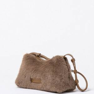 Surkana 25FURA322 Kaki. Bolso bandolera baguette efecto peluche. Suave al tacto. Asa multiposición ajustable. Cierre con cremallera. Medidas:29x13x11 cm