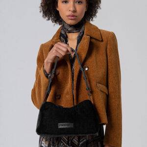 Surkana 25FURA322 Negro. Bolso bandolera baguette efecto peluche. Suave al tacto. Asa multiposición ajustable. Cierre con cremallera. Medidas:29x13x11 cm