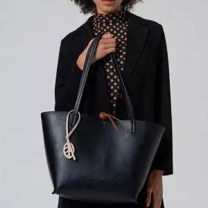 Surkana 25REVE811 Negro. Bolso shopper reversible. Piel lisa y estampado. Sin compartimentos. Incluye neceser interior. Cierre con lazo. Medidas 42x27x14 cm