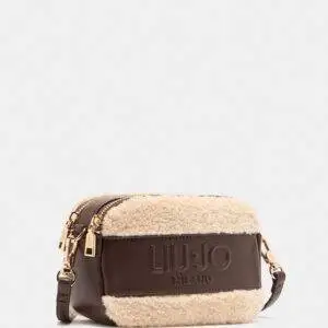 LiuJo TF5100 Castaño Oscuro. Bolso de tejido teddy. Correa ajustable y removible. Dos compartimentos con cremallera. Cierre de cremallera. 19 x 7 x 12 cm