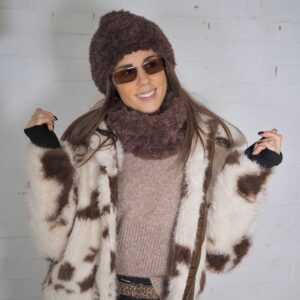 Gorro tipo casquete en color Marrón. Tejido super suave y agradable. Disponible cuello a conjunto.